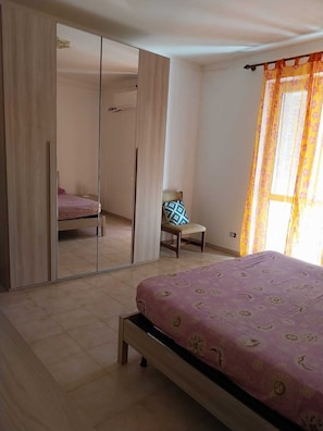 2 chambres, lit parapluie, draps fournis