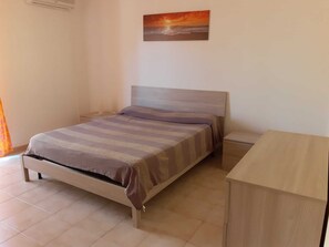 2 habitaciones, cuna de viaje y ropa de cama 