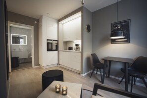 One Room Superior Apartment | 전용 주방 | 냉장고, 전자레인지, 오븐, 쿡탑