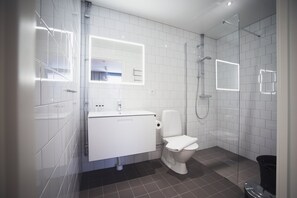 One Room Superior Apartment | 욕실 | 샤워 시설, 타월