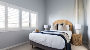 3 bedrooms, iron/ironing board, internet, bed sheets