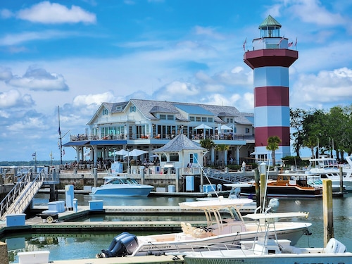 New Listing Wonderful Luxury updated 1 BR Harbourtown Beach Gear & Bike Rentals