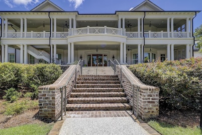 New Listing Wonderful Luxury updated 1 BR Harbourtown Beach Gear & Bike Rentals