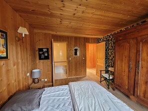 4 bedrooms, iron/ironing board