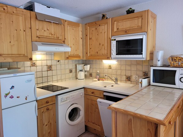 Fridge, microwave, stovetop, dishwasher