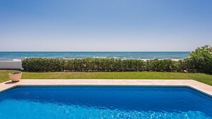 Une piscine avec vue sur l’océan.