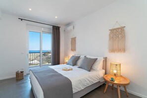 5 bedrooms, desk, soundproofing, iron/ironing board