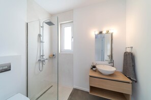 Bathtub, towels