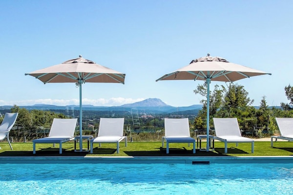Una piscina al aire libre de temporada
