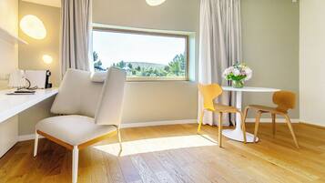 Studio – junior, terrasse | Oppholdsområde | En 32-tommers LCD-TV med digitale kanaler