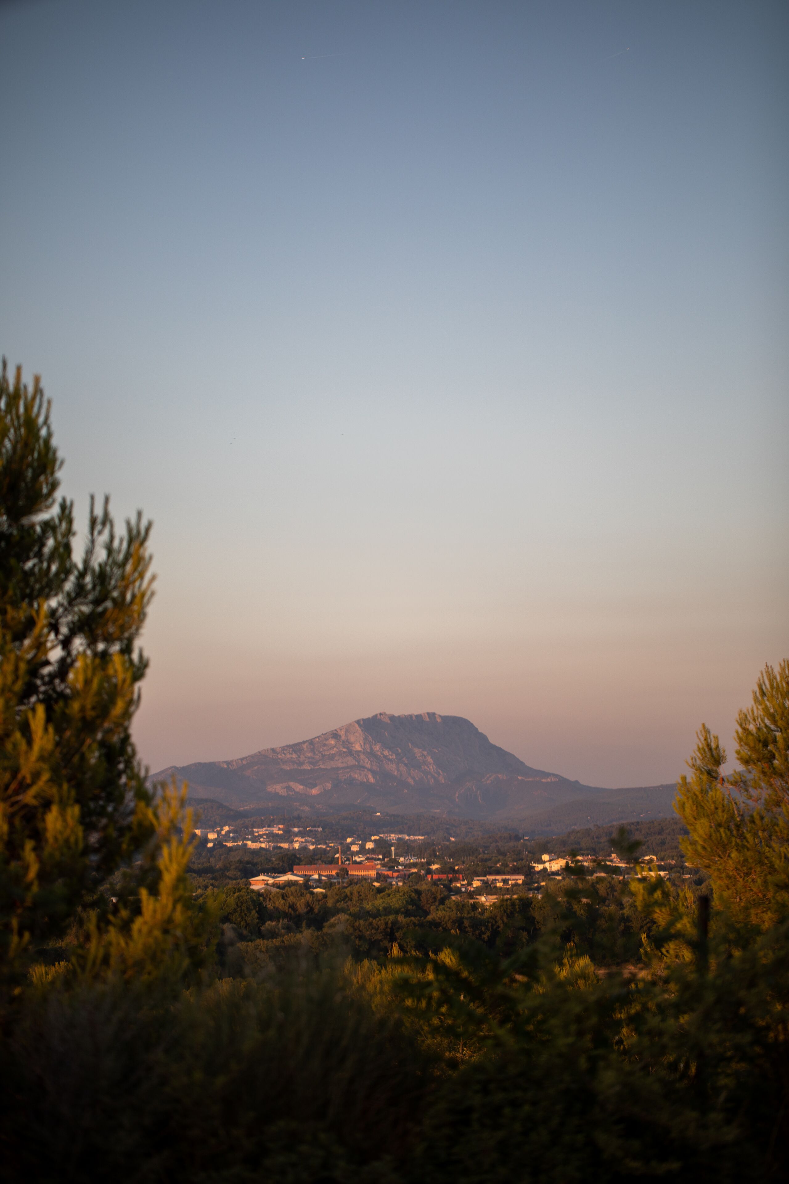 Paisagem montanhosa com uma cidade no vale.