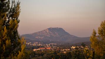 Un paysage de montagne avec une ville située dans la vallée.