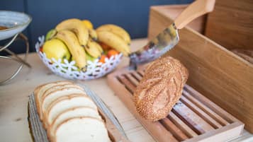Una tabla de madera con pan y un cuchillo.