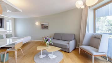 Un salon moderne avec un canapé, une table à manger et une table basse.