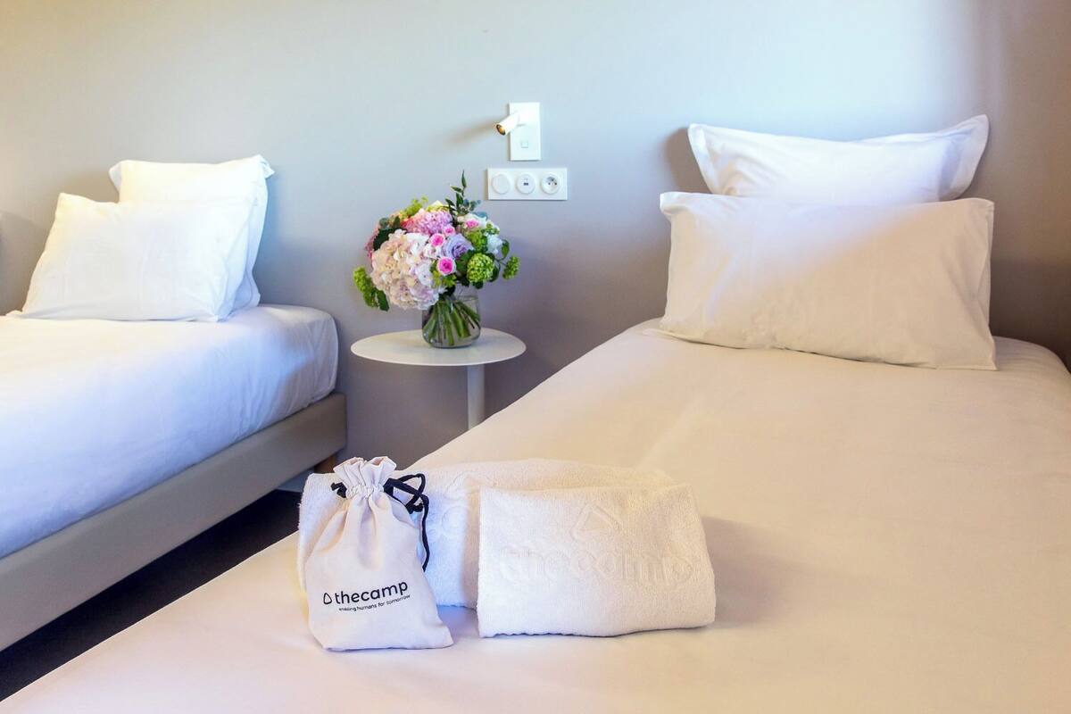 Phòng 2 giường đơn Premium | Bộ đồ giường cao cấp, nệm cao su hoạt tính (memory foam), bàn 