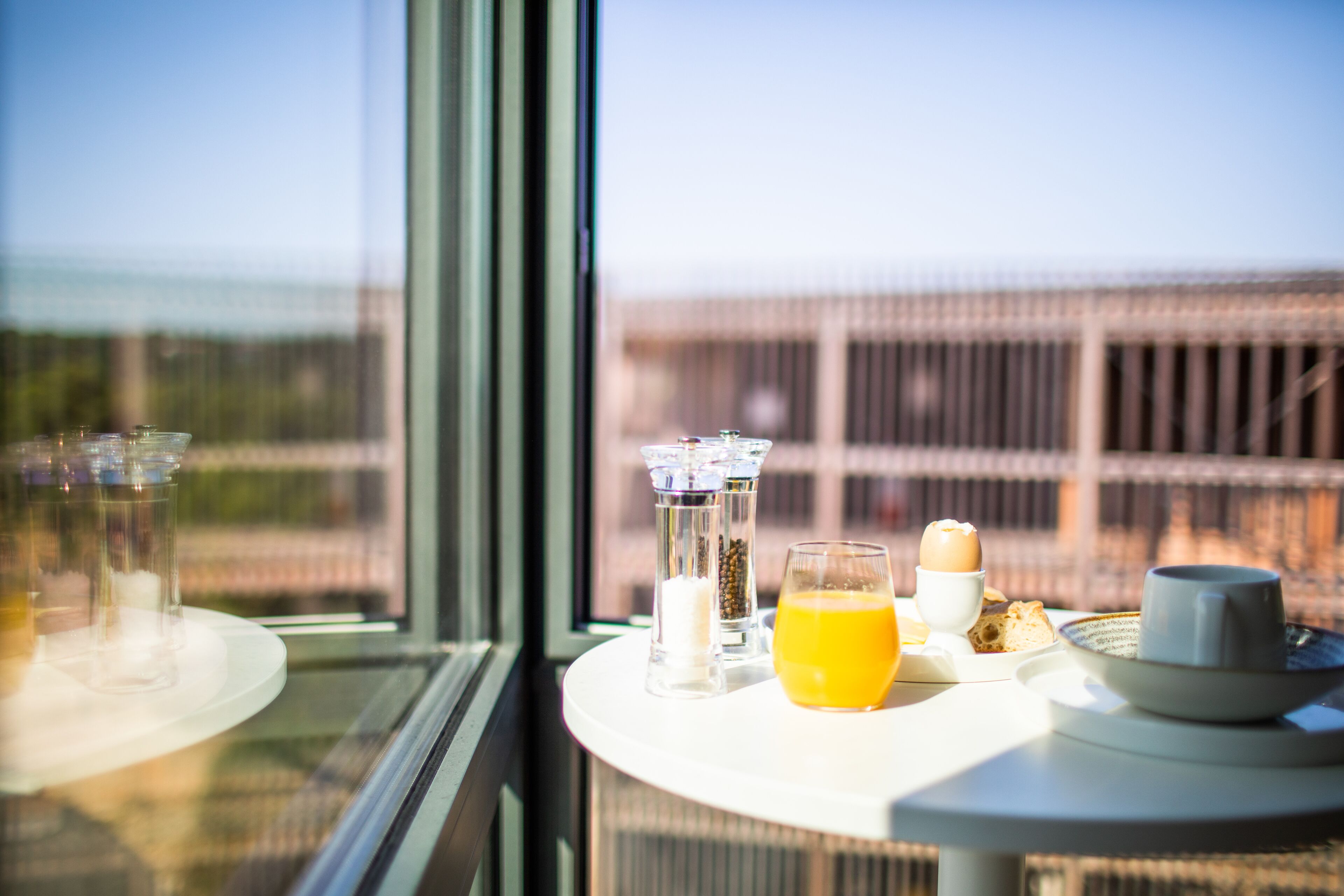 อาหารเช้าแบบบุฟเฟ่ต์ทุกวัน (EUR 15 ต่อคน)