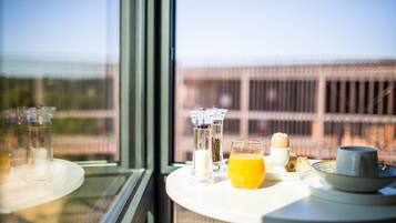 Desayuno buffet todos los días (EUR 15 por persona)