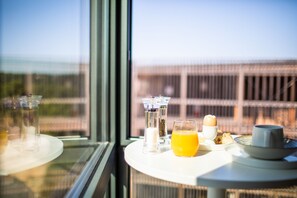 朝食 (ビュッフェ)、毎日提供 (有料)