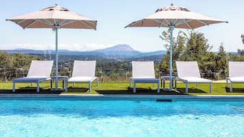 Una piscina al aire libre de temporada