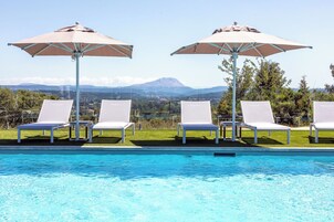 Una piscina al aire libre de temporada