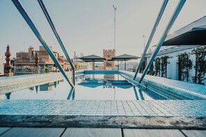 Seasonal outdoor pool - Aquitania Home Suites (Seville)