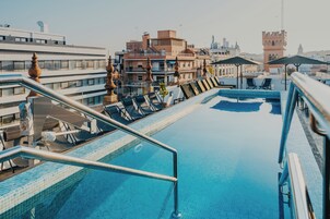 Una piscina al aire libre de temporada