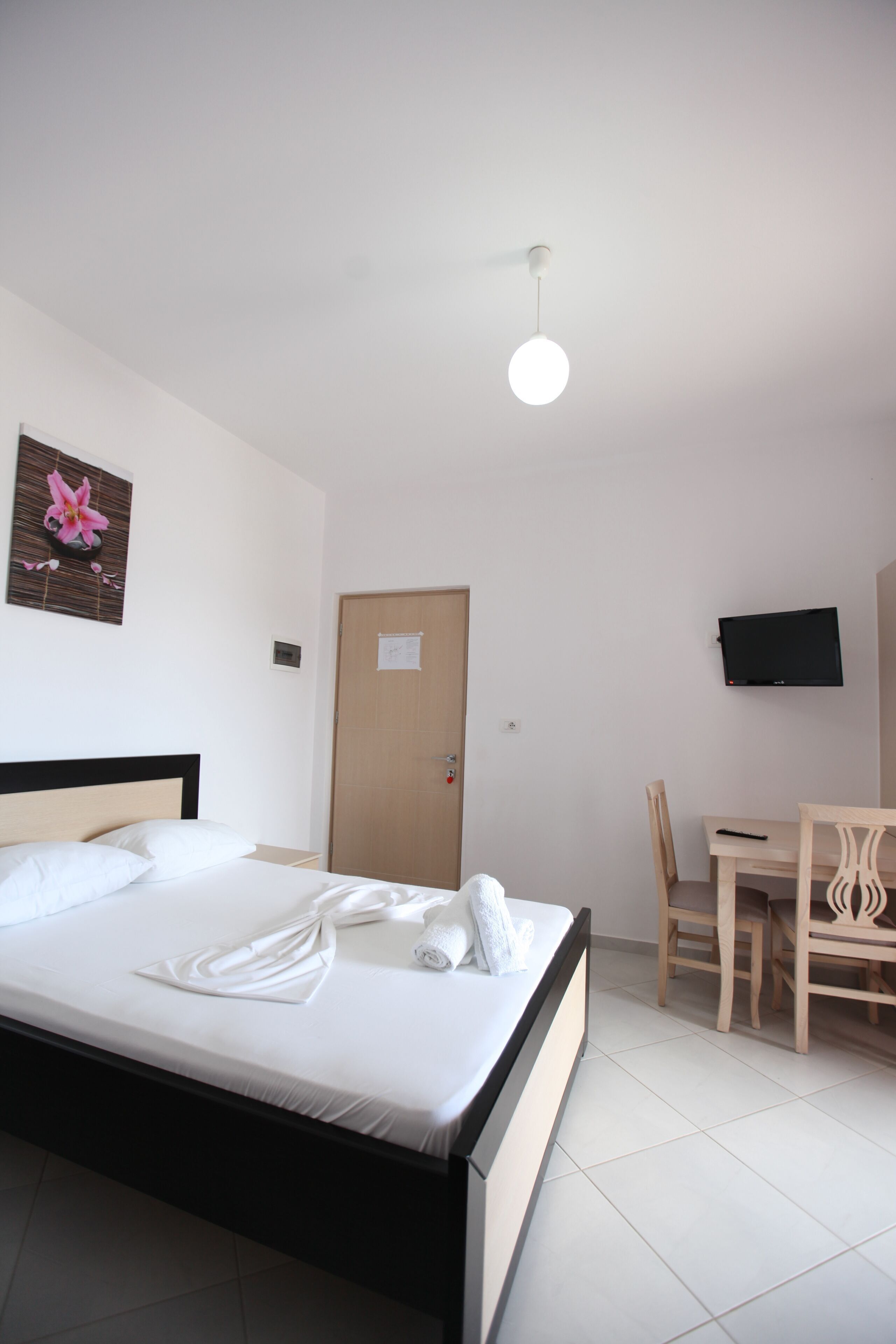 Free WiFi, bed sheets