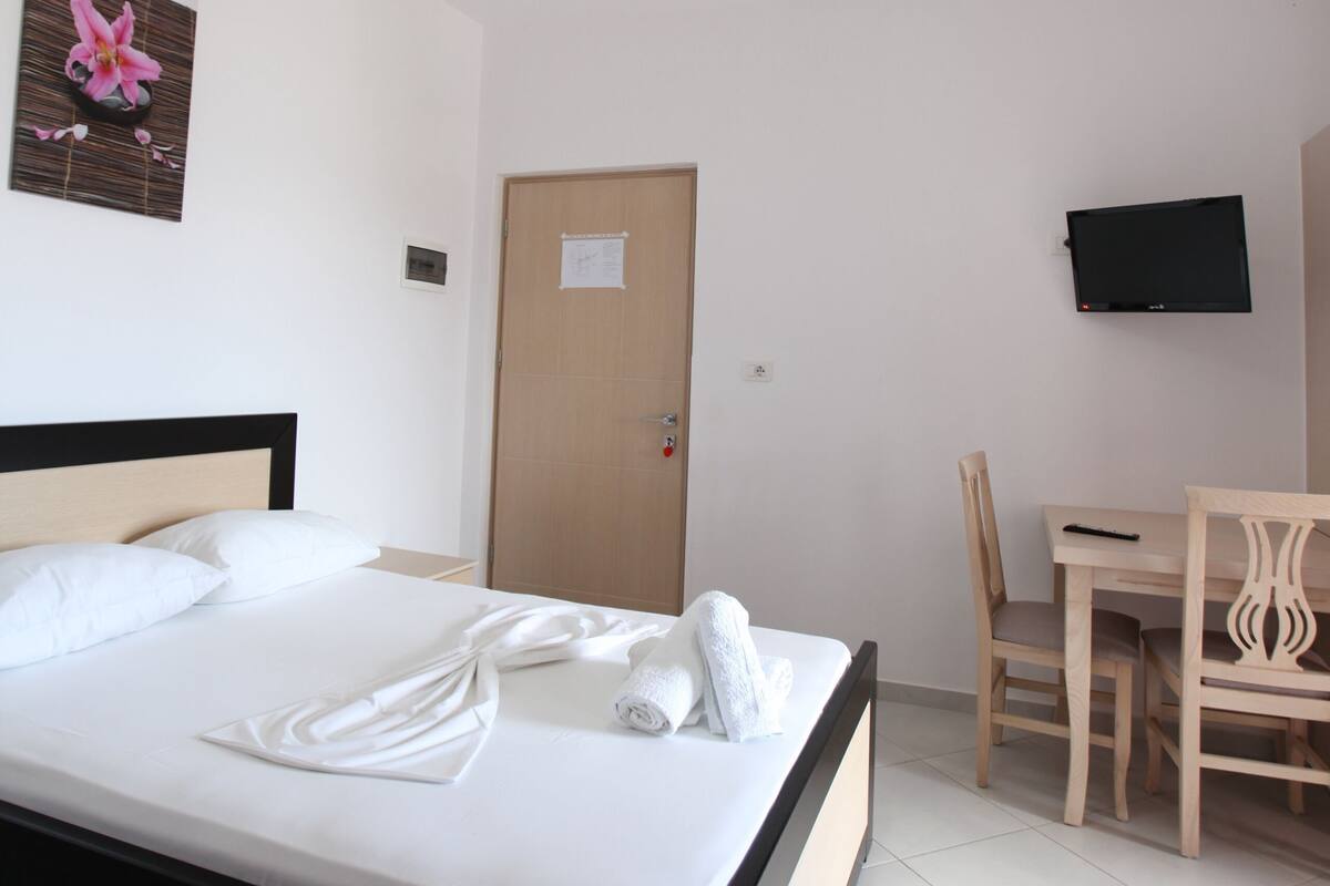 Free WiFi, bed sheets