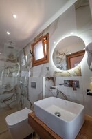 Double Room, Hot Tub | Bathroom | Free toiletries, towels