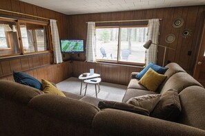 Smart TV, books - Basswood Hideaway - Wooded Retreat near Bass Lake and Lake Michigan! (Pentwater)
