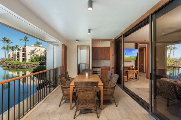 Outdoor dining - Prime Oceanfront Condo, walk to beach! (Kamuela)