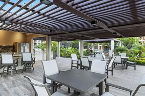 Outdoor dining - Prime Oceanfront Condo, walk to beach! (Kamuela)