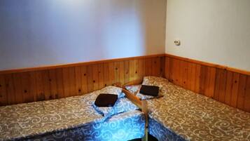 5 bedrooms, iron/ironing board, Internet