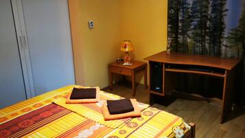 5 bedrooms, iron/ironing board, Internet