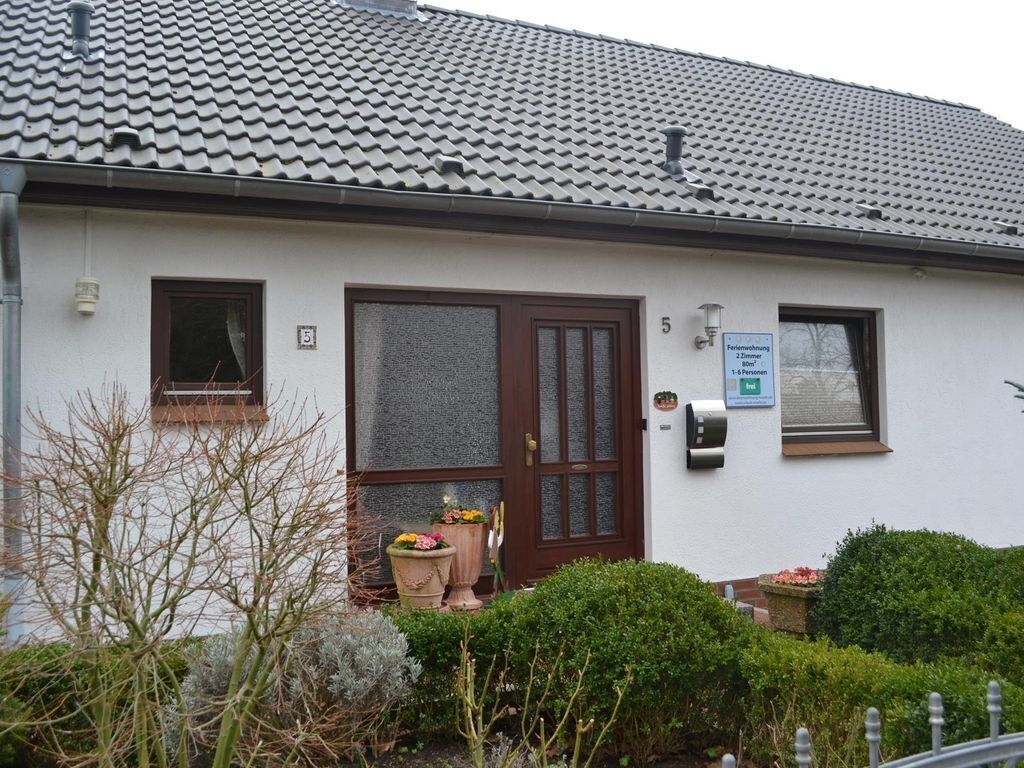 Haus hinter dem silbernen Zaun