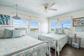 3 bedrooms, iron/ironing board, free WiFi - BOLIVAR DEL MAR - 2nd row, great views, fenced yard, 3 bedroom. (Crystal Beach)