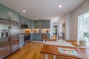 Fridge, microwave, oven, stovetop - Second Wind - Chesapeake Properties (Cape Charles)