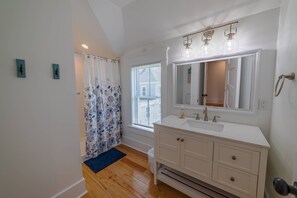 Combined shower/tub, hair dryer, towels - Second Wind - Chesapeake Properties (Cape Charles)