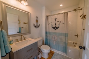 Combined shower/tub, hair dryer, towels