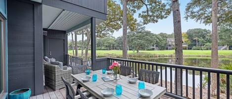 屋外ダイニングエリア