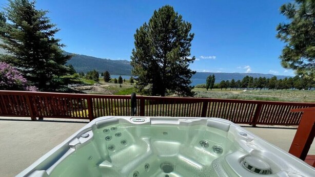 Ein Whirlpool mit freiem Blick auf eine gebirgige Landschaft im Hintergrund.