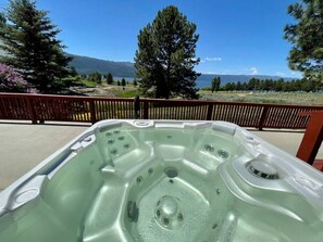 A hot tub with a clear view of a mountainous landscape in the background. - Pet Friendly Getaway Overlooking Lake Cascade (Cascade)