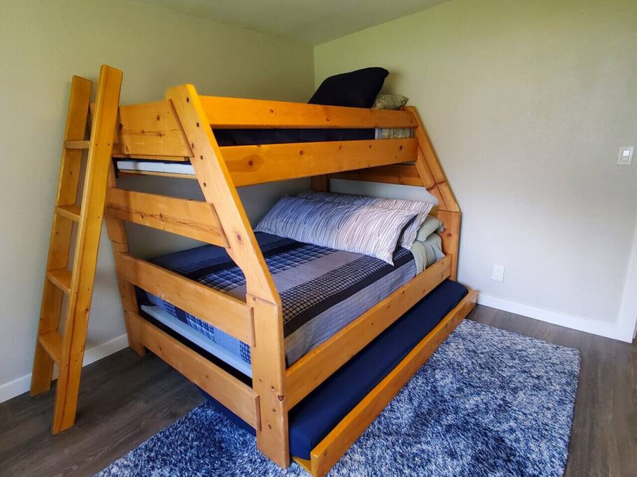 3 chambres, bureau, fer et planche à repasser, lit de bébé portatif