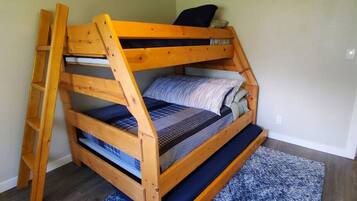3 chambres, bureau, fer et planche à repasser, lit de bébé portatif