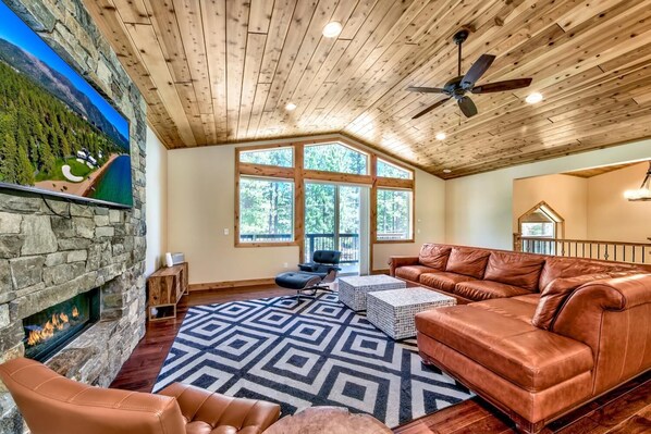 Smart TV, caminetto, Netflix, servizi in streaming