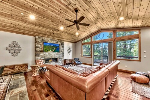 Tranquility in the Trees - Hot Tub, Projection TV Theater and Air Hockey