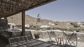 Grand Nomad Two Bedroom Sea View Suite with Private Pool & Hot Tub | ํ
๋ผ์ค/ํํฐ์ค