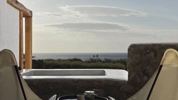 Honeymoon Suite Sea View with Outdoor Hot Tub | Terrazza/patio
