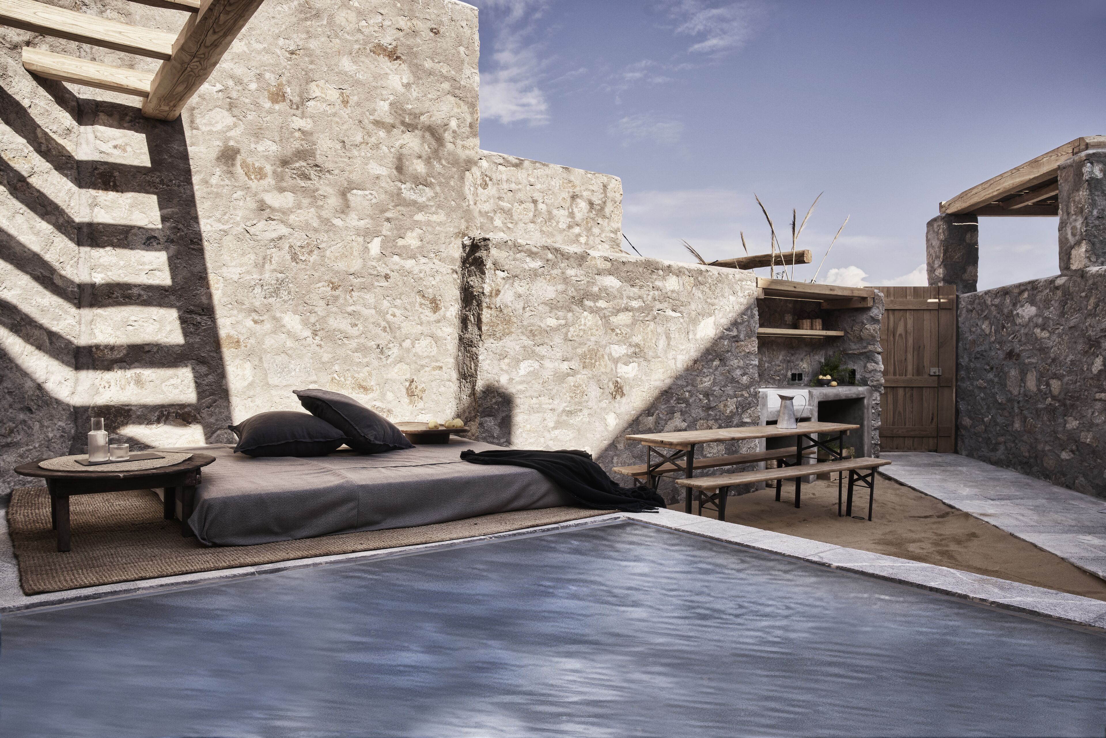 Nomad Suite Private Pool & Yard | Sábanas de algodón egipcio, ropa de cama de alta calidad y minibar 