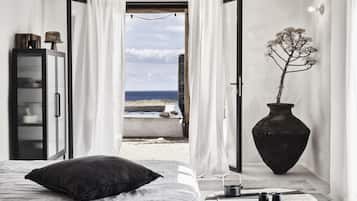 Honeymoon Suite Sea View with Outdoor Hot Tub | Θέα από το δωμάτιο